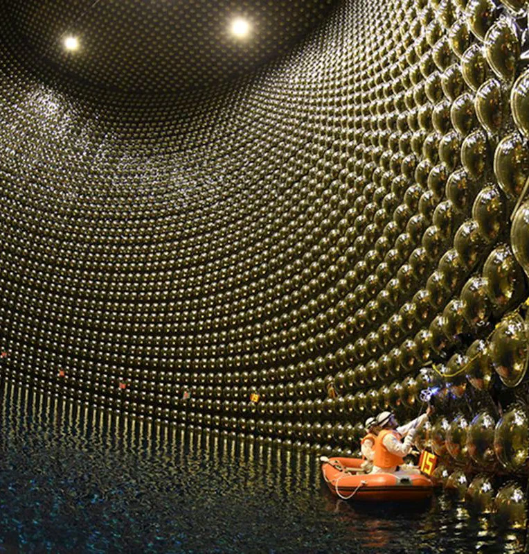Interior do detector de neutrinos japonês, com as paredes cobertas de fotomultiplicadoras